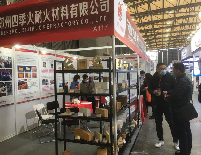 客戶詢問耐材產(chǎn)品，郭經(jīng)理跟客戶溝通具體的工況